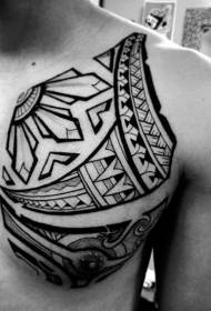 црни племенски геометријски узорак груди тетоважа
