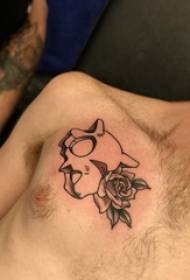 Tatuaj piept băieți băieți piept flori negre și craniu tatuaj Imagine