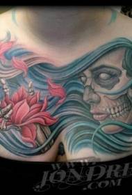 modello di tatuaggio floreale petto donna misteriosa e capelli blu fiore