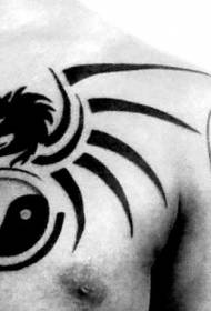 Petto nero asiatico Yin Yang Symbol e Dragon Totem Tattoo Pattern