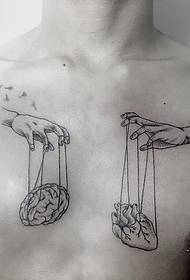 main piquer la poitrine et le motif de tatouage du cerveau humain
