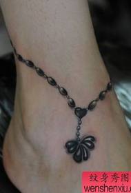 ຮູບແບບ tattoo clover ຄໍ