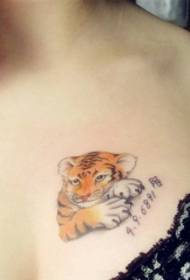 女孩胸部彩色老虎可愛另類紋身圖案