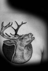 圓形紋身圖案的胸部黑鹿