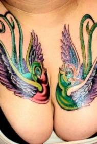kobiece piersi dwa kolorowe wzory tatuaży ptaków