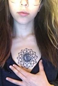 Moteriškos geometrinės linijos ant krūtinės išlenktos mėnulio tatuiruotės