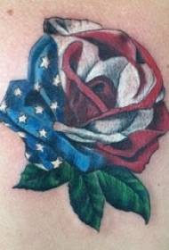 Tattoo boarst manlike jonges boarstkleurige rose tatoeaazjefoto's