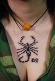 Tatouage poitrine d'avant-garde Scorpion