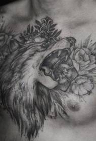 petto tatuaggio lupo nero e motivo floreale