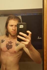 maschio e femmina a sinistra e destra ingoiano il doppio e l'immagine del tatuaggio del Sacro Cuore