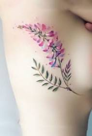 Flor no lado do peito: un pequeno patrón floral de tatuaxe no lado do lado feminino