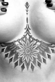 književna cvjetna tetovaža Ženka na prsima ispod slike umjetničkog cvijeta tetovaža