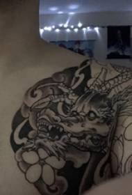 नौ पंजे गोल्डन ड्रैगन टैटू छाती पर चित्रित छाती टैटू चित्र