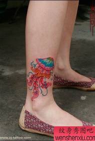 Patró de tatuatge de cames: bellesa de bellesa de les cames Imatge de tatuatge de meduses boniques