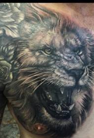 Lion King je na prsih narisal sliko tetovaže levov