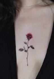 момиче гърдите татуировка момиче гърдите цветна роза татуировка снимка