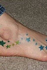 menanamkan pola tato bintang berujung lima