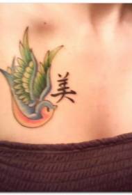 ptičja prsa obarvana ptica in kitajski vzorec tatoo