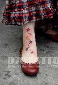 Fußfarbe des Mädchens fünfzackiges Sterntätowierungsmuster