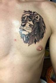 uros musta harmaa geometrinen tyyli leijona tatuointi vasemmassa rinnassa