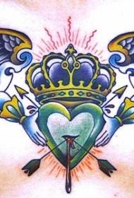 delikatny wzór tatuażu na piersi w kształcie serca
