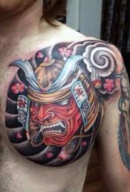 Krūtinės spalvota samurajų kaukė ir gėlių tatuiruotės raštas