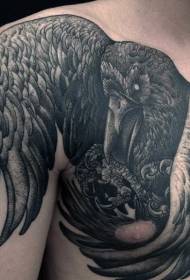 patrón de tatuaje de cuervo grande y hombro negro