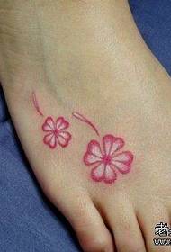美の足色の桜の入れ墨