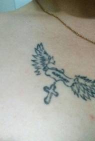 croix de poitrine avec ailes tatouage noir