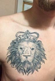 tattoo borst mannelijke jongen borst zwart grijs leeuwenkop tattoo foto