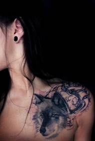 girls shoulders realistic black Gray wolf head tattoo pattern