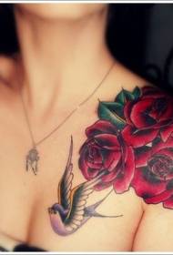 belles espatlles pintades de grans roses i dissenys de tatuatges d'aus