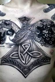 stemma celtico sul petto con fantasia tatuaggio serpente