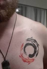 Tai Chi Yin Yang ikan tatu warna dada lelaki Taiji Yin Yang gambar tatu ikan