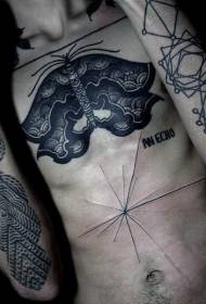 rinnassa kaiverrettu tyyli musta iso perhonen tatuointikuvio