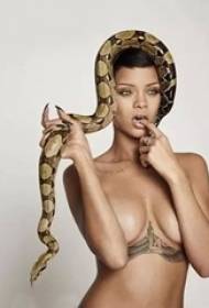 D'Rihanna Tattoo Star Ënner de Schwaarzer Graue Wings Tattoo-Bild