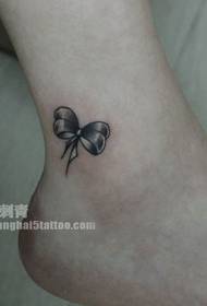 女孩子脚部小巧的蝴蝶结纹身图案