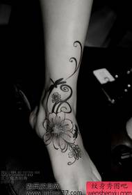 kaki indah tato bunga yang indah