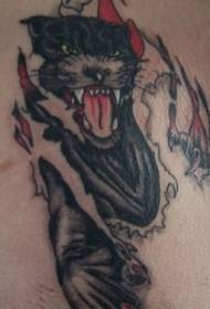 modello tatuaggio petto di pantera nera strappato