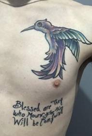 hombre hermoso colibrí en el pecho izquierdo y tatuaje de palabra en inglés