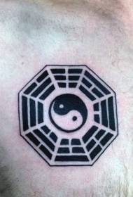 rinnassa musta perinteinen yin ja yang juorut symboli tatuointi malli