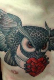 Owl volante di u pettu cù un mudellu di tatuaggi in forma di cori rossi