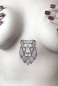modello di tatuaggio di petto di ragazza sexy linea prick lion