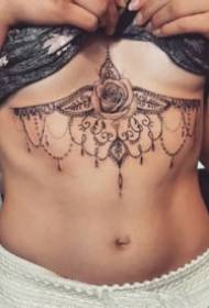 szexi brahma tetoválás alkotás a női mellkas alatt