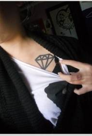črne črte Diamantni vzorec tetovaže na prsih