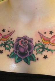 rosa roxa no peito com padrão de tatuagem de pássaro