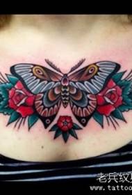 Eurooppalainen ja amerikkalainen perhonen kukka rinnassa tatuointi malli
