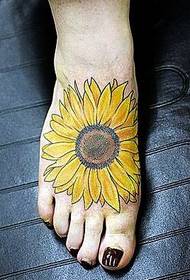 Leuk met een creatief zonnebloem tattoo-patroon