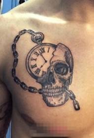 jonges boarst swart en wyt griis pocketwacht mei foto's fan skull-tatoeaazjes