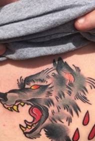 Ein wildes, offenes Wolf-Tattoo auf der Brust des Mannes